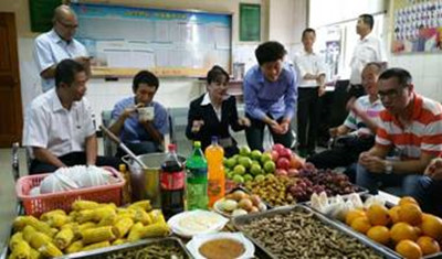 集团公司领导看望节日坚守岗位的职工2_副本.jpg