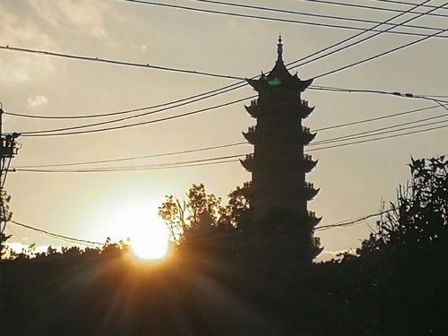 作者：李文忠《夕阳古塔》