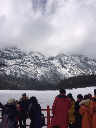 雪山下的观礼-六公司四十一车队杨清川摄