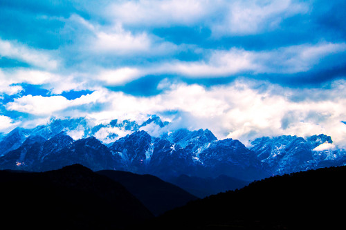 银雪覆重峦