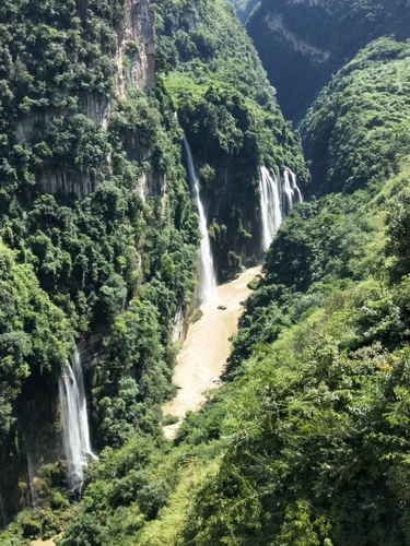 高山瀑布 作者:马敏龙 高山瀑布 作者:马敏龙
