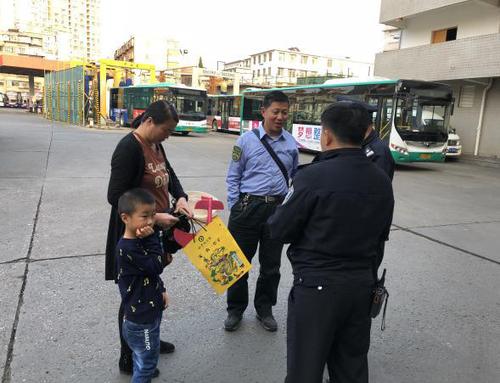 4岁男孩独自上了公交车，幸亏碰上好心司机