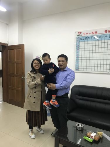 独自乘车小孩迷路，公交车长帮忙找家人（黎箭） (2)