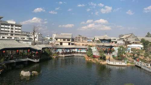 庭院                                          作者：马敏龙