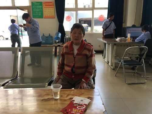 3路热心驾驶员帮助老人回家1