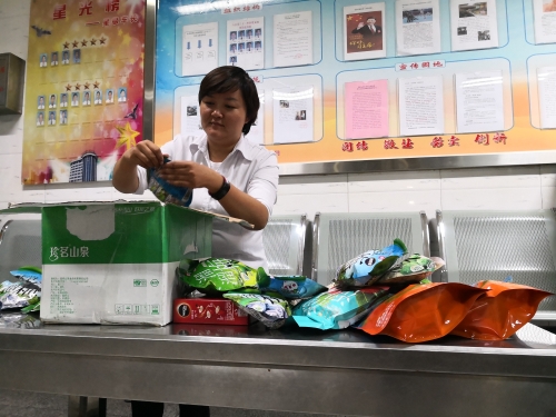 为驾驶员准备解乏防困食品-四十一车队蒋晨 摄